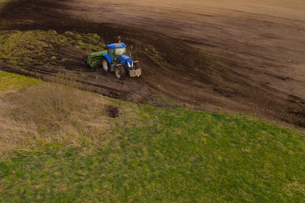 Drone Vista Trator Agrícola Trabalho Campo Durante Dia Verão — Fotografia de Stock