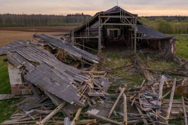 Yaz günbatımında terk edilmiş ve harap olmuş ahırın insansız hava aracı fotoğrafları..