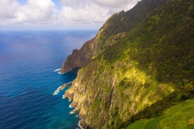 Yaz boyunca Madeira Adası 'nın bulutlu dağlarının ve denizin insansız hava aracı fotoğrafçılığı.