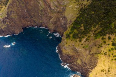 Yaz günü dağ ve denizin dik uçurumlarının drone fotoğrafçılığı