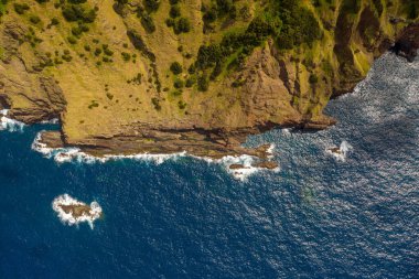 Yaz günü dağ ve denizin dik uçurumlarının drone fotoğrafçılığı