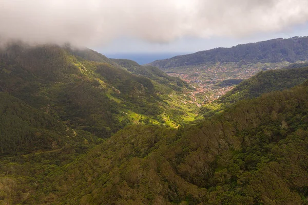 Fotos Drones Montanhas Nubladas Ilha Madeira Durante Dia Verão — Fotografia de Stock