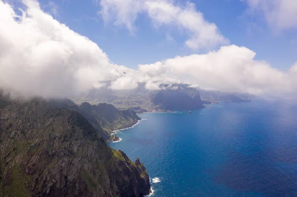 Drone Fotografía Isla Madeira Montañas Nubladas Mar Durante Día Verano — Foto de Stock