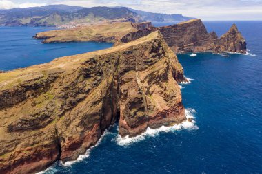 Yaz günü Madeira adasında deniz kenarındaki uçurumun insansız hava aracı fotoğrafları.