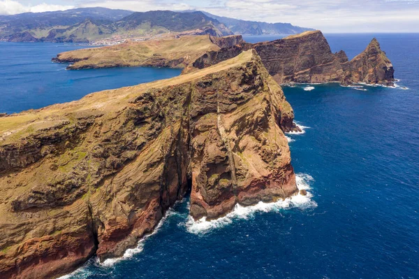 Yaz günü Madeira adasında deniz kenarındaki uçurumun insansız hava aracı fotoğrafları.