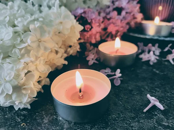 Brinnande Ljus Med Bukett Blommor — Stockfoto