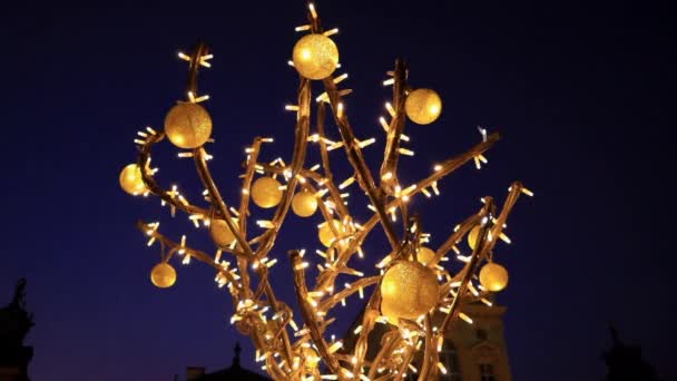 Árvores Decoradas Com Luzes Árvores Douradas — Vídeo de Stock