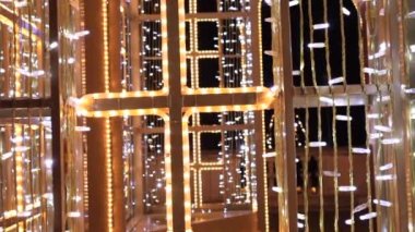 Ağaç, çelenklerle süslenmiş. Şenlikli çardak.