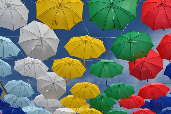Színes Esernyők Lógnak Magasan Égen — Stock Fotó