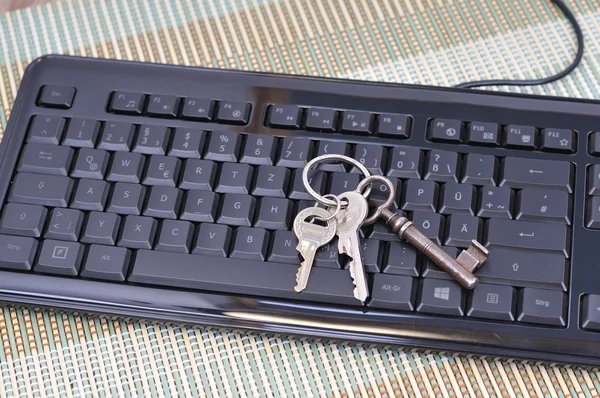 Teclado de computador com uma chave — Fotografia de Stock