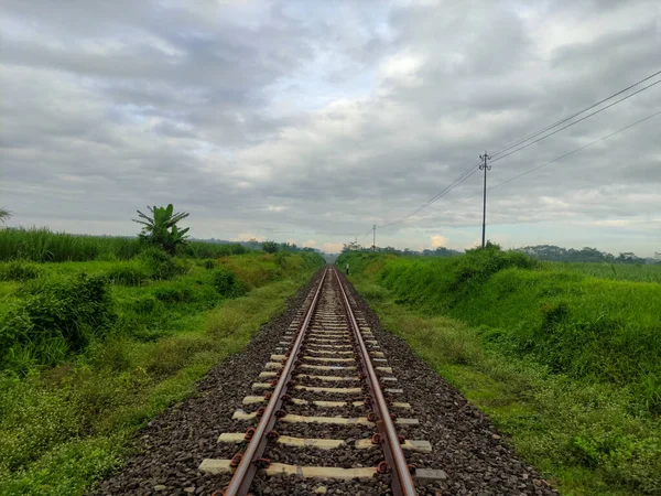 Železniční Trať Blízkosti Zelené Krajiny — Stock fotografie