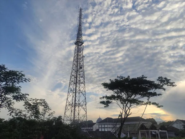 Όμορφο Πύργο Τηλεπικοινωνιών Πρωί — Φωτογραφία Αρχείου