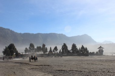 Bromo Dağı 'nın kum denizindeki atmosfer Bromo Tengger Semeru Ulusal Parkı' nda