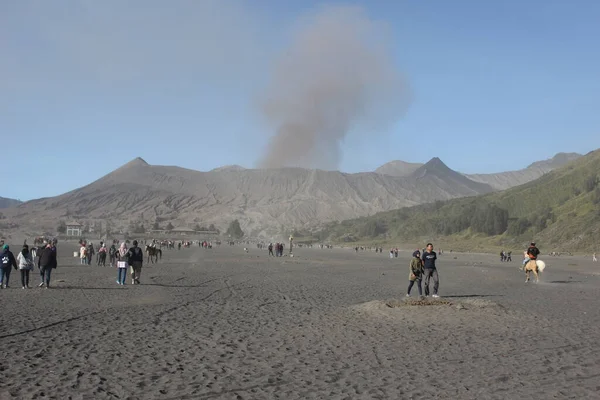 Bromo Dağı 'nın kum denizindeki atmosfer Bromo Tengger Semeru Ulusal Parkı' nda