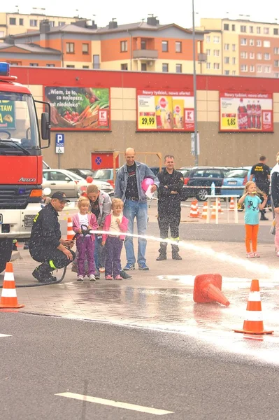 Polonia, 13 luglio 2013 - mostrano i bambini - pompiere che come usare il serpente di fuoco — Foto Stock