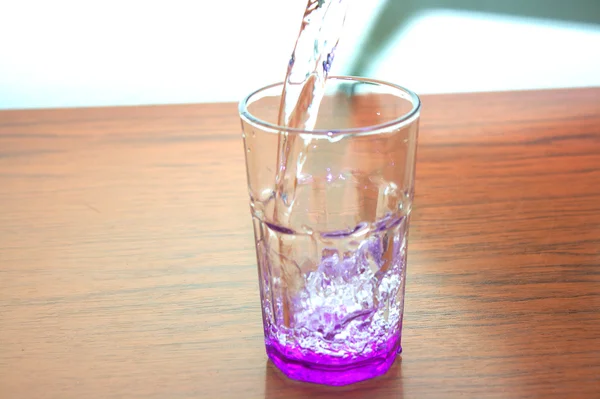 Renkli cam su dökme — Stok fotoğraf