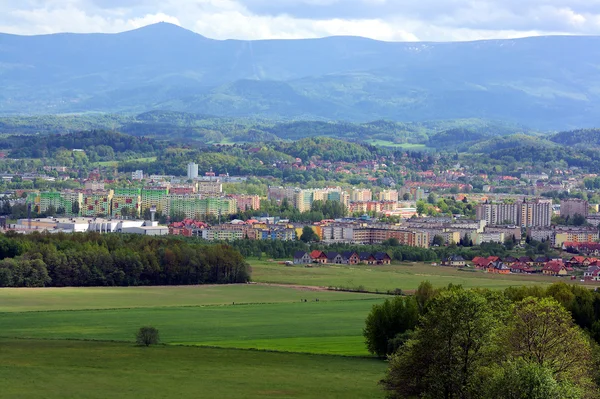 Vue sur ville et chaîne de montagnes — Photo