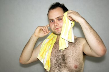 adam baş havlu kurur