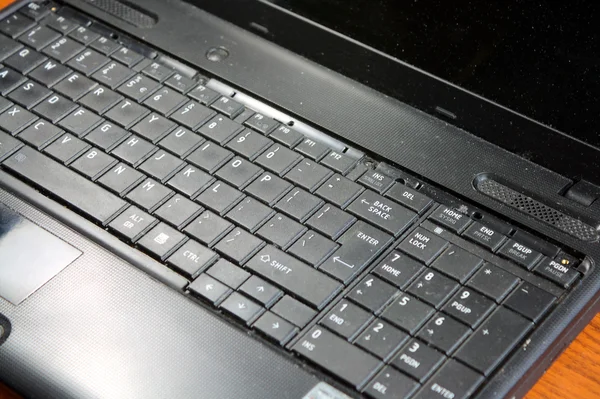 Odkręcania laptopa — Zdjęcie stockowe