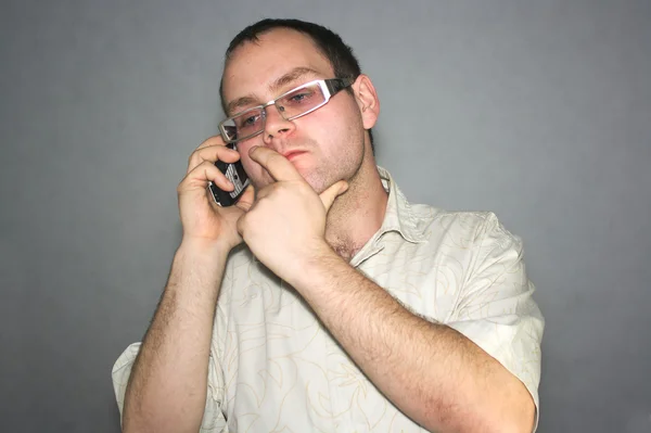 Homme par téléphone parlant — Photo