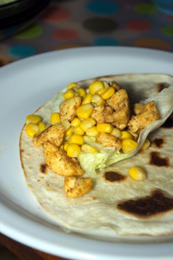 tortilla plaka üzerinde