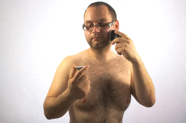 Hombre con afeitadora eléctrica — Foto de Stock