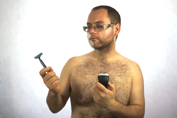 adam ile Elektrikli tıraş makinesi