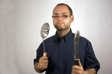 adam ile mutfak aksesuarları