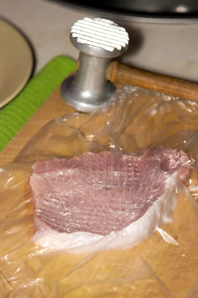 Côtelette de porc dans la cuisine sur la table — Photo