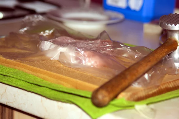 Отбивная из свинины на кухне на столе — стоковое фото