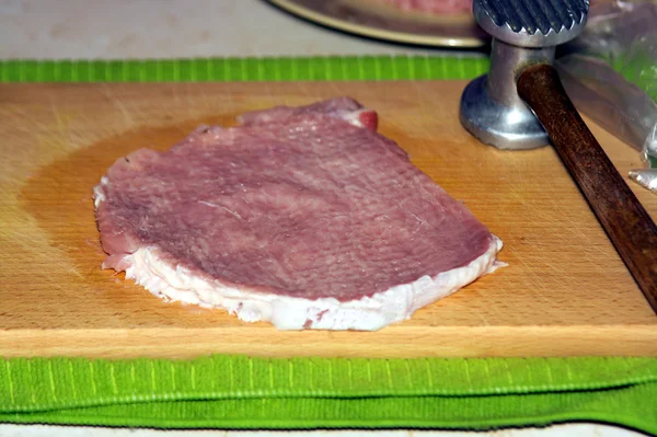 Hak van varkensvlees in de keuken op tafel — Stockfoto