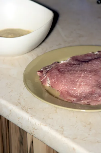 Hak van varkensvlees in de keuken op tafel — Stockfoto