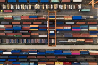 Konteynırlar ve liman, ticaret ve lojistik. Hava fotoğrafları.