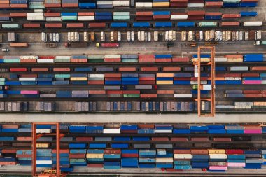 Konteynırlar ve liman, ticaret ve lojistik. Hava fotoğrafları.