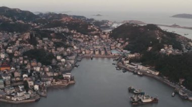 Taizhou, Zhejiang 'da evleri olan deniz kenarı limanı..