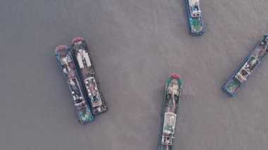 Denizde balıkçı tekneleri, Taizhou, Zhejiang 'da..