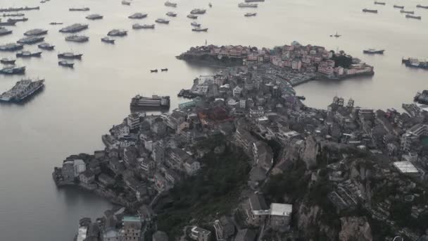 浙江省大洲市周辺の住宅のある海辺の港 — ストック動画