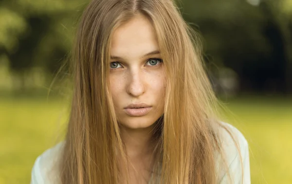 Portret pięknej dziewczyny — Zdjęcie stockowe