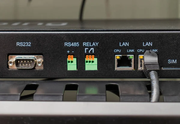 İzleme ve kontrol için aygıtın analog IO modüllerinin görüntüsü. İletişim ve ağ kurma kavramı.