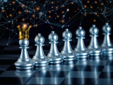 Gümüş satranç piyonu satranç tahtasındaki liderlik için altın taç takar ağ ve iletişim ile takım çalışması ile zafere, iş stratejisi konsepti ise başarı için savaşır..