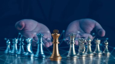 Gümüş kral satrancı için altın kralı tutan işadamının eli, teknolojik ağ geçmişi ile başarılı bir şekilde yarışmak üzere gümüş kral satrancını elinde tutuyor. Yönetim veya liderlik stratejisi kavramı.