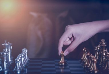 Yeni strateji planı, lider ve takım çalışması, ağ öğrenme taktikleri ve analiz konseptini geliştirmek için satranç oynayan kendine güvenen bir çocuğun eli.