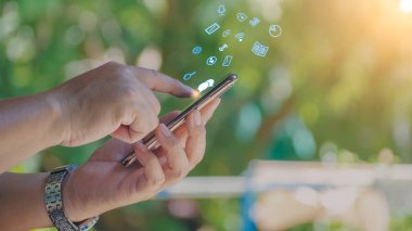 Gözlük takan, sosyal medya simgeleriyle akıllı telefon kullanan, tatilde yaşayan ve sosyal medya konseptini kullanan iş adamı telefon, sosyal, medya, fonksiyonel simgelerle pazarlama kullanan çocuk..