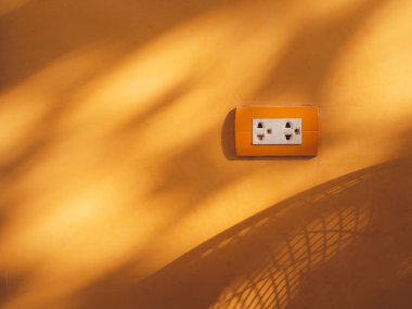 Elektrik düğmesi olan turuncu çimento yüzeyi, soyut desen, arkaplan ekran koruyucu, duvar kağıdı veya arkaplan olarak kullanılabilir..