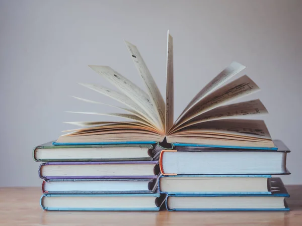 Egy Egyszerű Összetétele Sok Könyvet Verem Vagy Halom Könyvet Fából — Stock Fotó