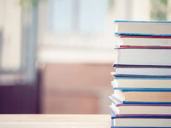 Uma Composição Simples Muitos Livros Pilha Pilha Livros Mesa Madeira — Fotografia de Stock