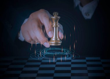 Ticari kazananlar için altın kral satrancı tutan ve fırlatan işadamı teknoloji ağı geçmişiyle başarılı bir rekabet içinde. Yönetim ve liderlik stratejisi kavramı.