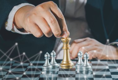 Hisse senedi piyasasında altın kral satrancı tutan işadamının eli veya şehir manzarası imajı ekonomisi eğilimi dijital finansal yatırımlar için ön grafik grafiği. Yönetim veya liderlik stratejisi kavramı.