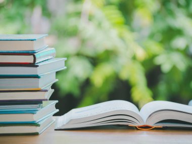 Bahçedeki masada eğitim için ciltli kitabı aç.