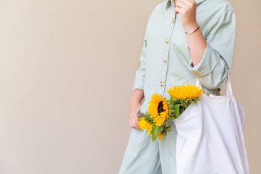 Eko-doğal ayçiçekli tekrar kullanılabilir çanta, kolunda asılı